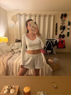 Forever 21 White Long-Sleeve Cropped Knit Top